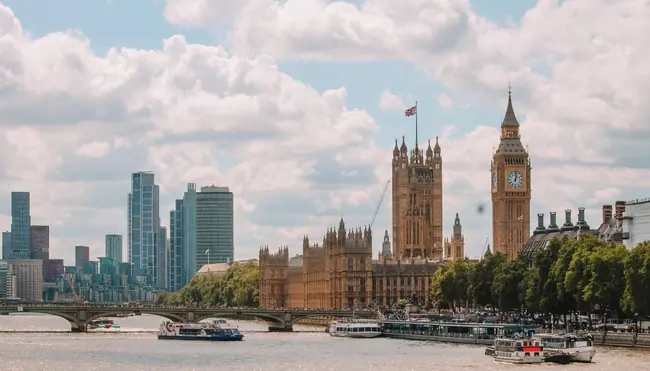 Houses of Parliament and Big Ben by the Thames – IPTV London with British IPTV Smarters Pro